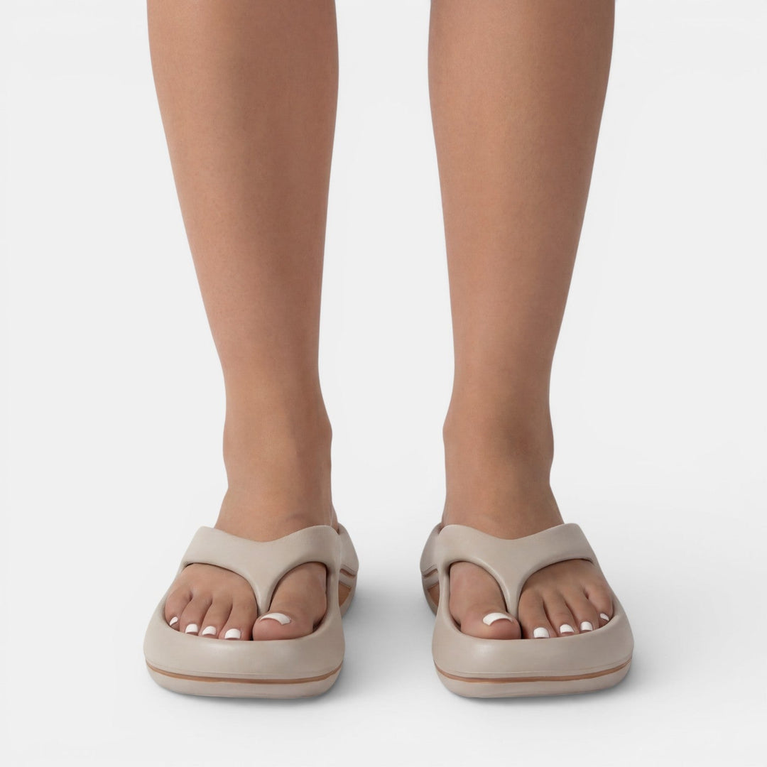 Detalle del material suave y duradero de las chanclas ortopédicas de mujer, perfectas para confort veraniego.