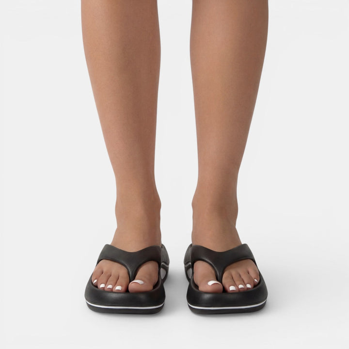 Diseño elegante de chanclas ortopédicas de mujer, con correas cómodas y soporte para el pie, ideal para verano.