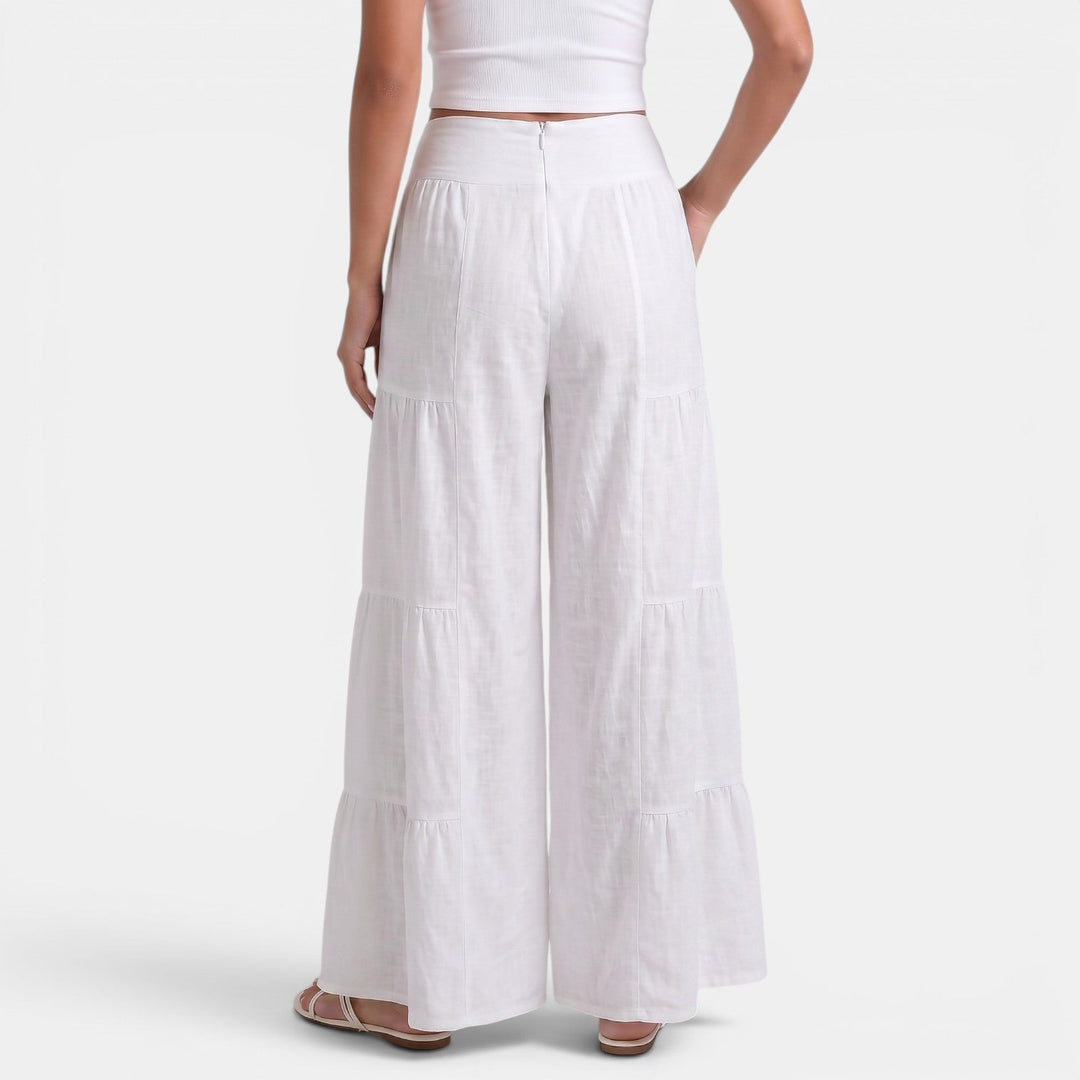 Silueta fluida de pantalón ancho de lino para mujer, moda femenina y confort de verano.