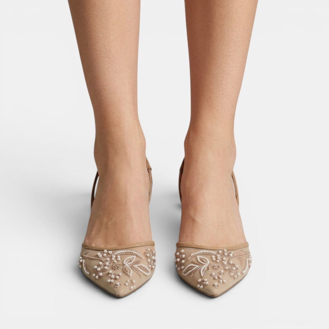 Detalle de malla bordada en sandalias de tacón de mujer, calzado elegante de moda femenina para fiesta.