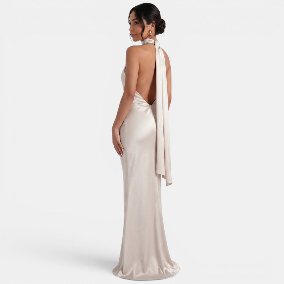 Vestido satinado largo con cuello halter para mujer, moda femenina de verano y ocasiones chic.