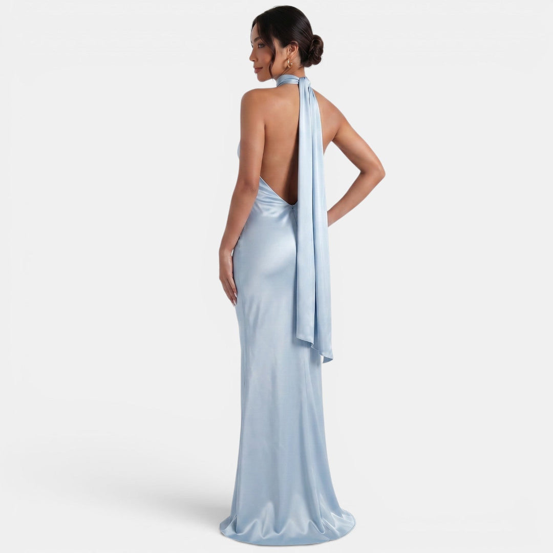 Vestido satinado de mujer, corte largo y cuello halter, perfecto para bodas y celebraciones.
