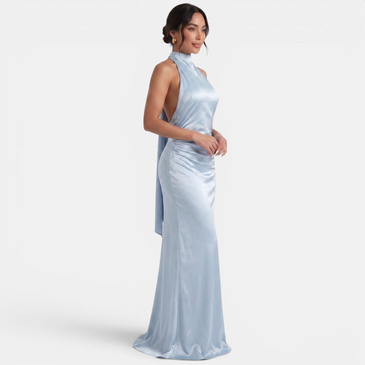Vestido largo de fiesta satinado y halter para mujer, moda elegante de noche y eventos formales.