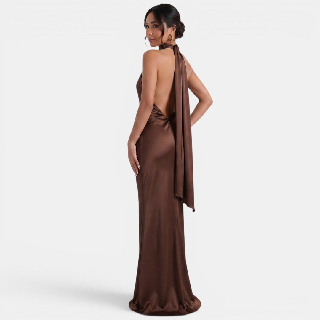 Moda femenina: vestido largo satinado halter, elegante para fiesta, boda o evento de gala.