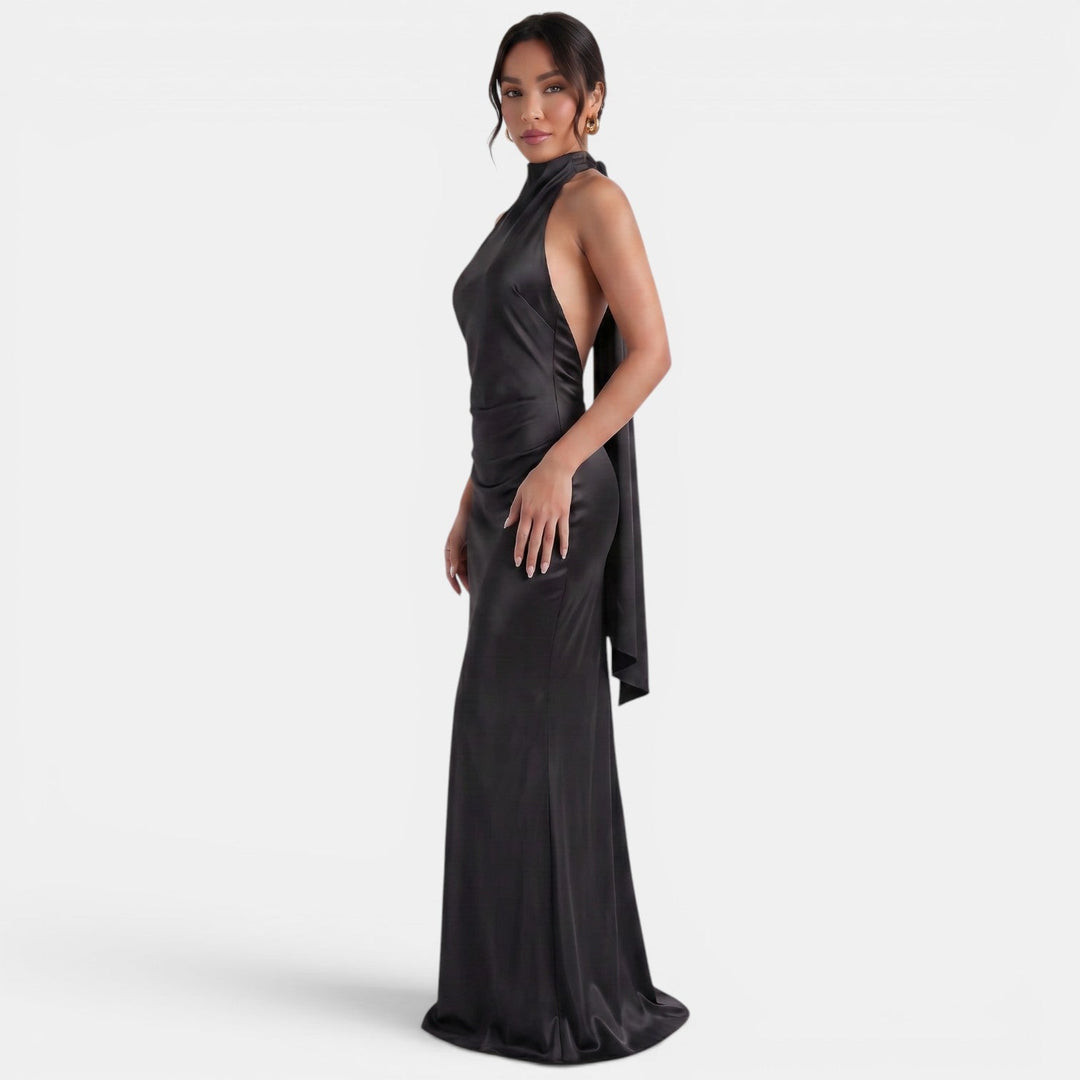 Vestido largo para mujer, satinado y halter, perfecto para una noche de gala o fiesta exclusiva.
