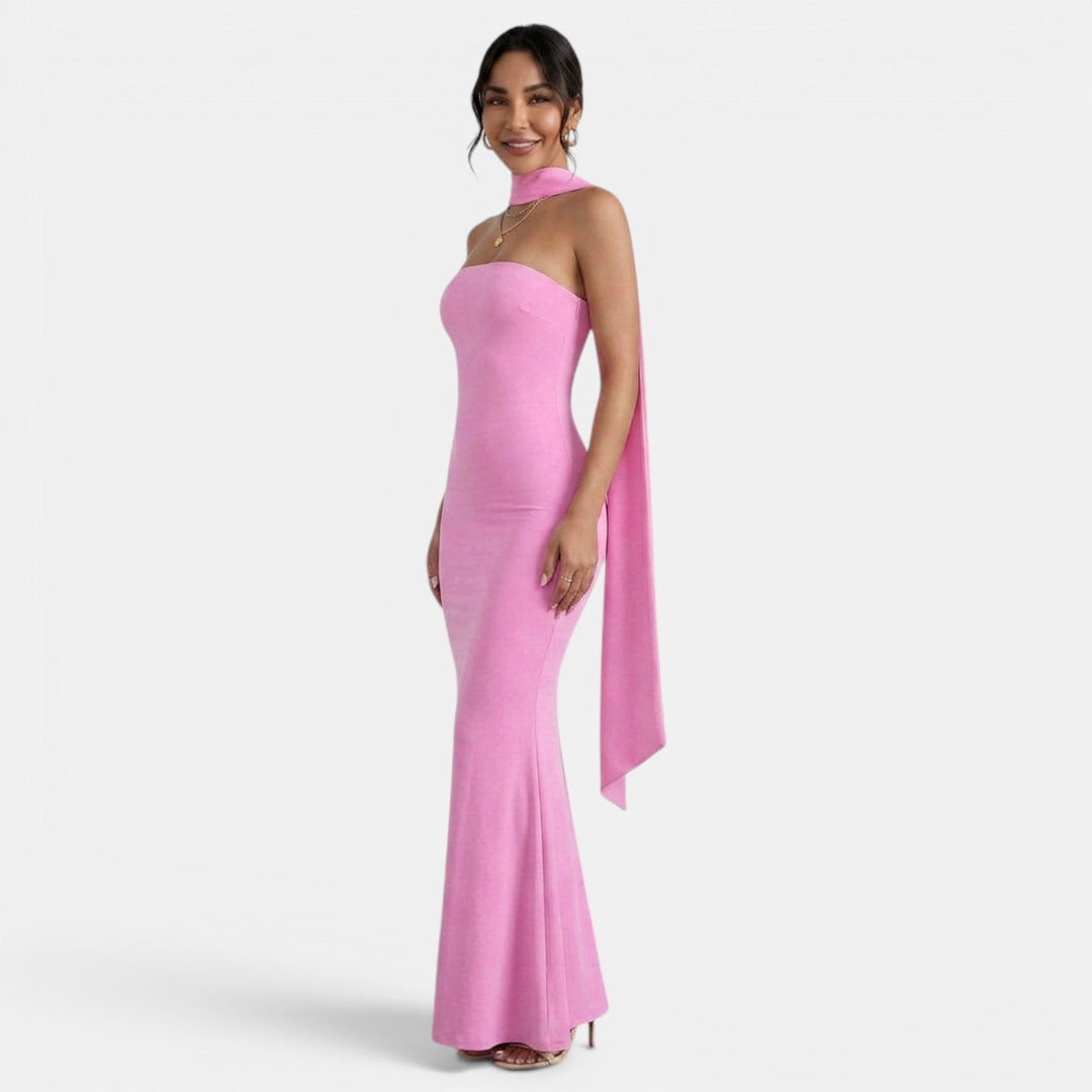 Vestido de fiesta para mujer, corte sirena y detalle halter, ideal para eventos de etiqueta.
