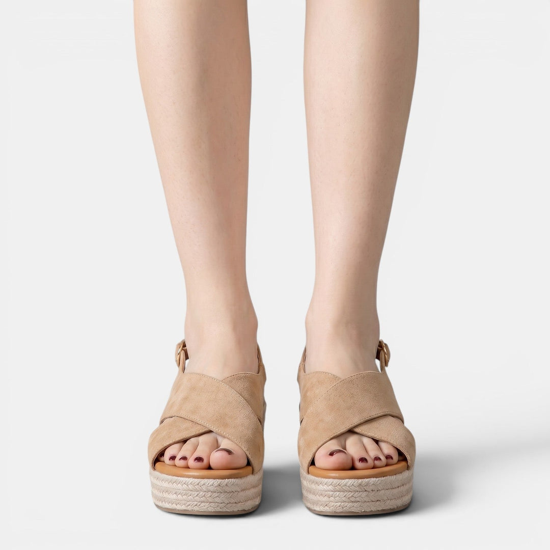 Calzado de verano para mujer: sandalias de cuña plataforma, elegantes para fiesta o uso casual.