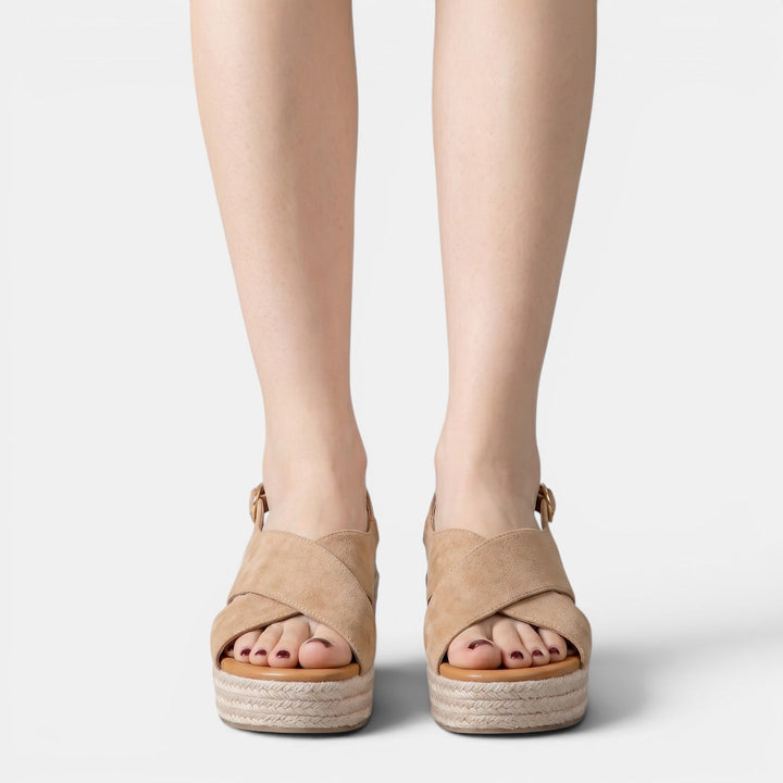 Calzado de verano para mujer: sandalias de cuña plataforma, elegantes para fiesta o uso casual.