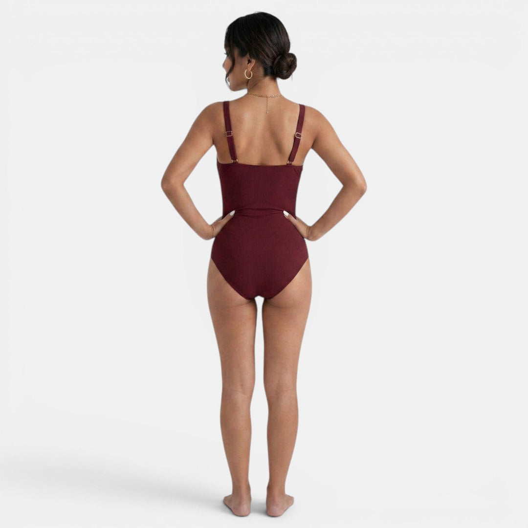 Bañador mujer elegante slim fit, perfecto para playa y piscina, realza la silueta con su diseño deportivo.