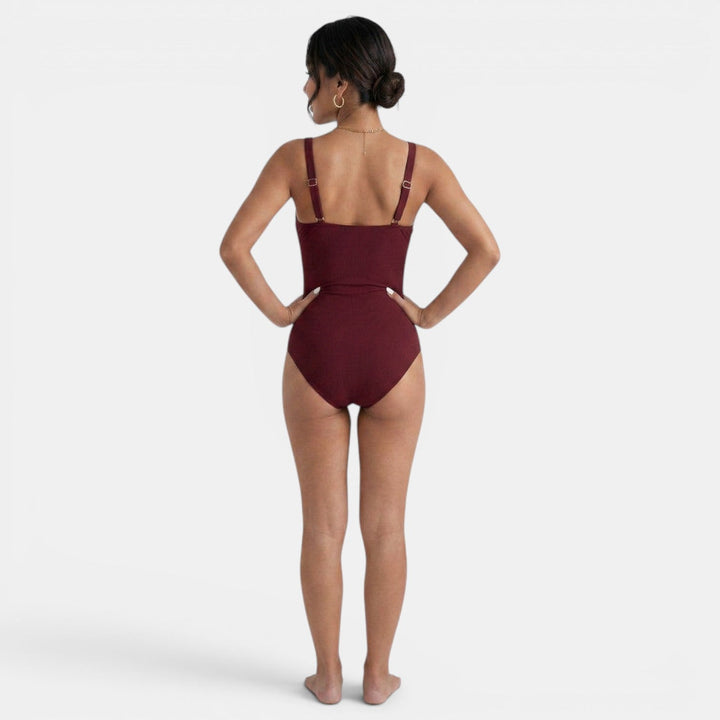 Bañador mujer elegante slim fit, perfecto para playa y piscina, realza la silueta con su diseño deportivo.