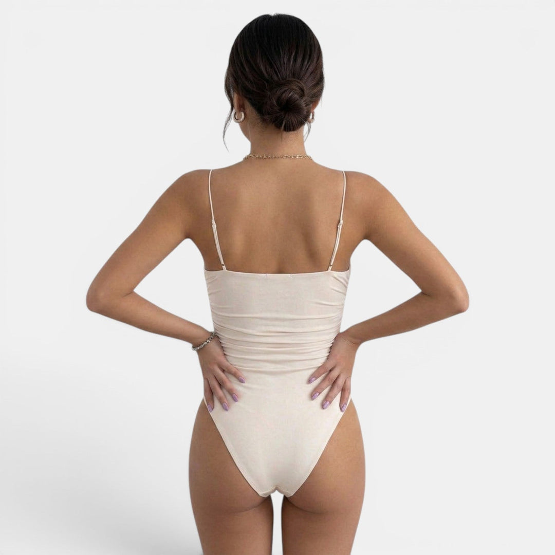 Bañador negro de una pieza para mujer, diseño estilizado, perfecto para verano en playa o piscina.