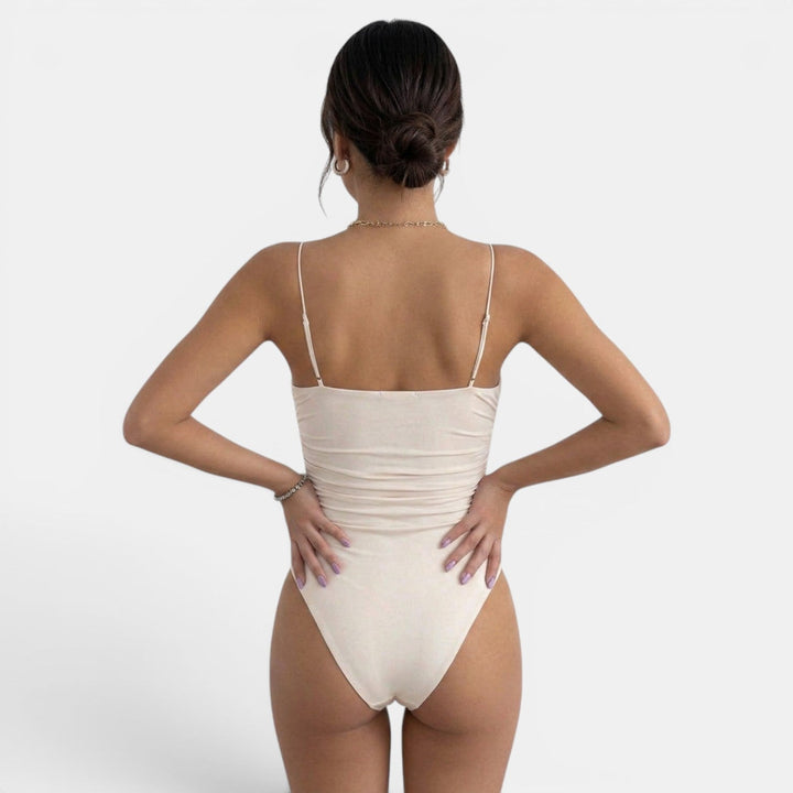 Bañador negro de una pieza para mujer, diseño estilizado, perfecto para verano en playa o piscina.