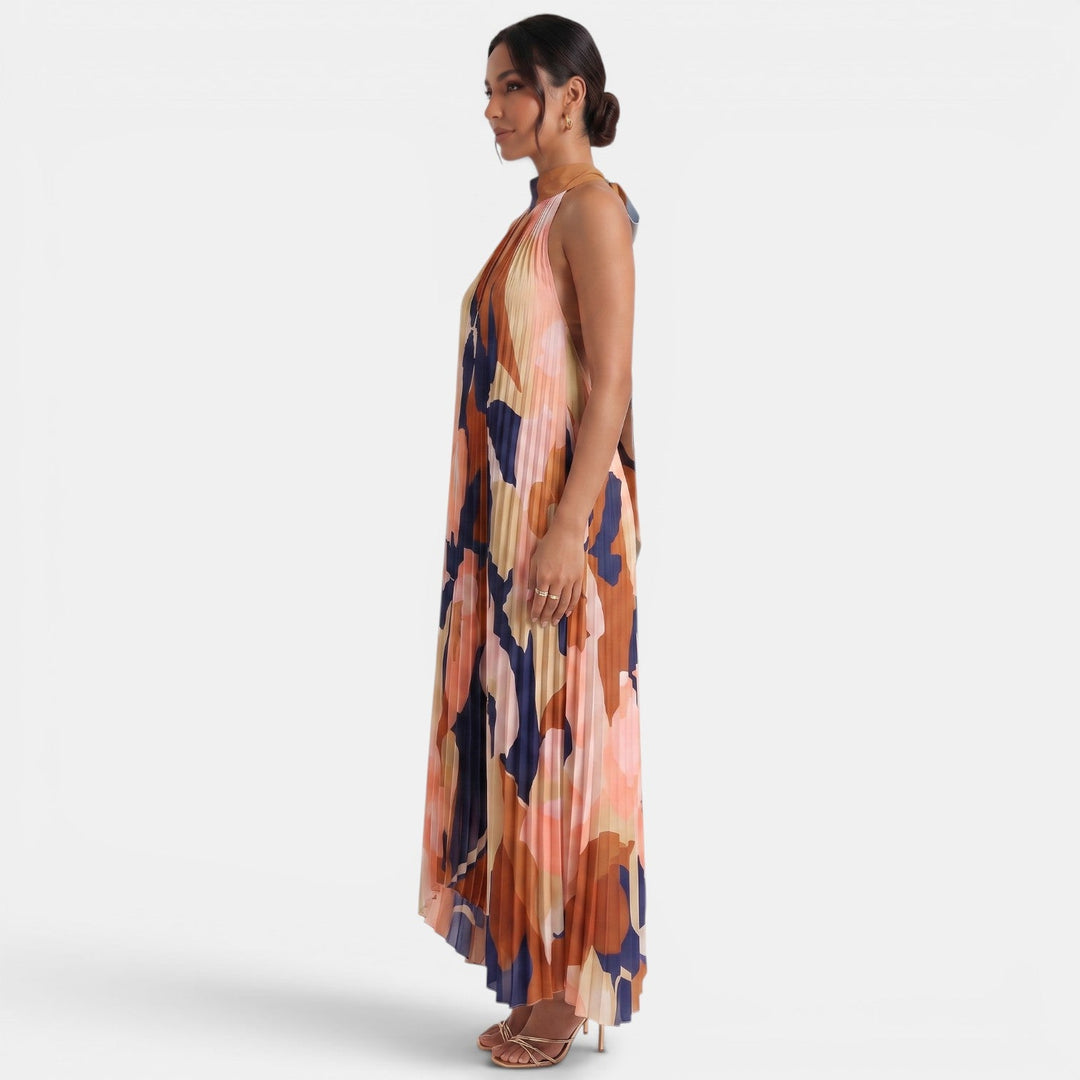 Vestido largo floral halter con detalles plisados y escote V. Estilo veraniego elegante y moda femenina.