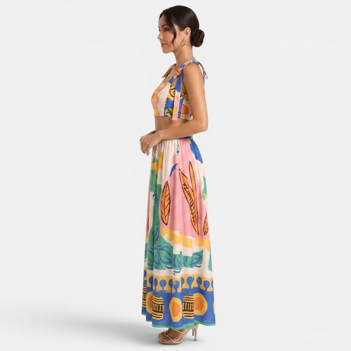 Top de verano estampado y falda larga a juego. Conjunto elegante y moderno para mujer, perfecto para días soleados.