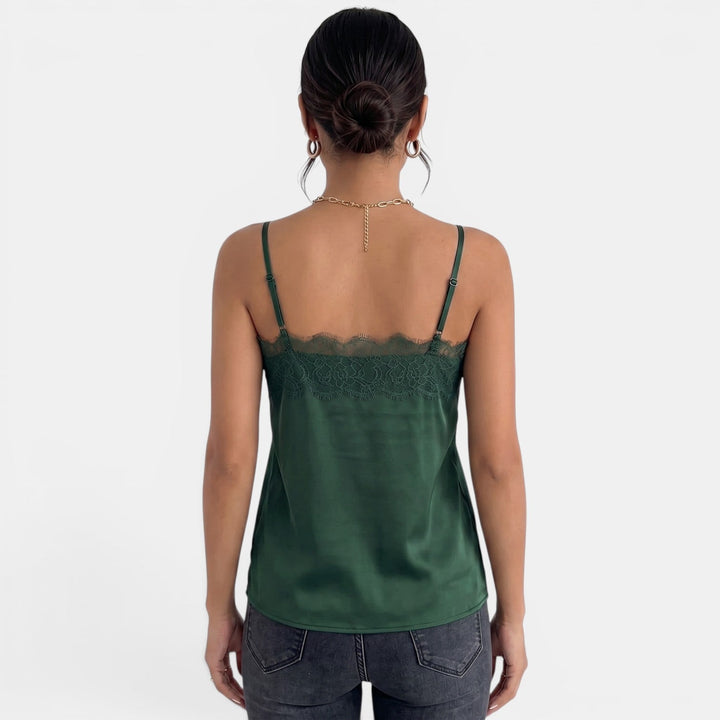 Camiseta de mujer sin mangas, encaje y cuello en V. Estilo fresco y elegante, ideal para el verano.