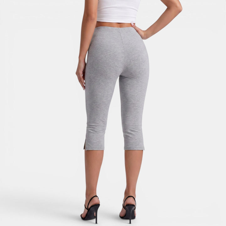 Primer plano de la tela del pantalón capri moldeador. Legging deportivo transpirable y resistente para yoga y fitness.