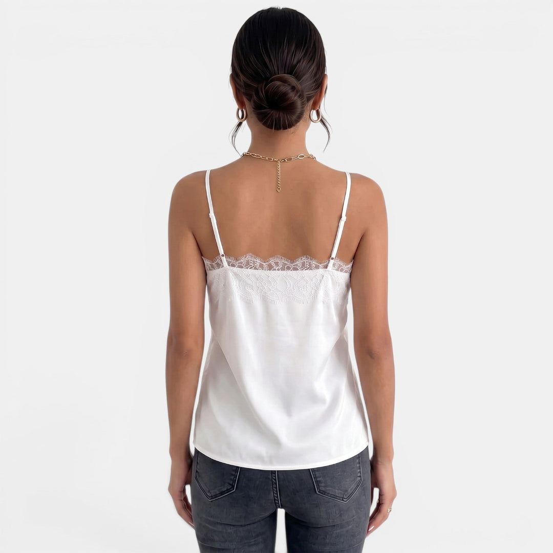 Camiseta mujer con encaje de alta calidad, tirantes y cuello V. Prenda fresca y elegante de verano.