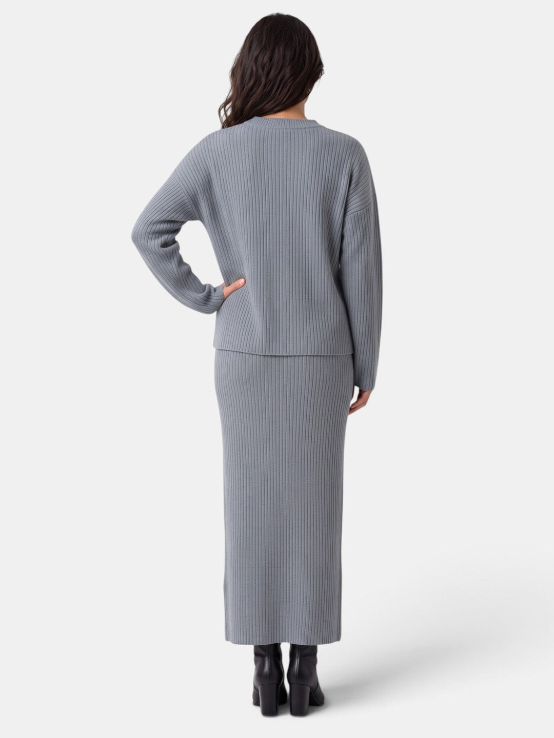 Conjunto de moda para mujer. Suéter y falda elegante, atuendo versátil y cómodo.