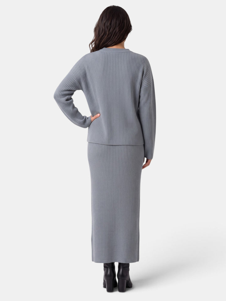 Conjunto de moda para mujer. Suéter y falda elegante, atuendo versátil y cómodo.