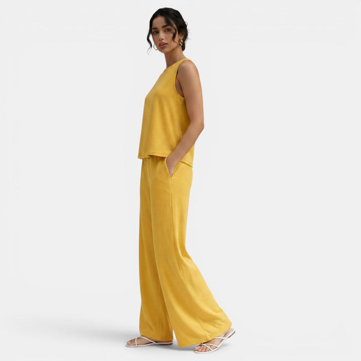Mujer modelando conjunto moderno de dos piezas, ideal para la moda elegante y versátil de primavera.