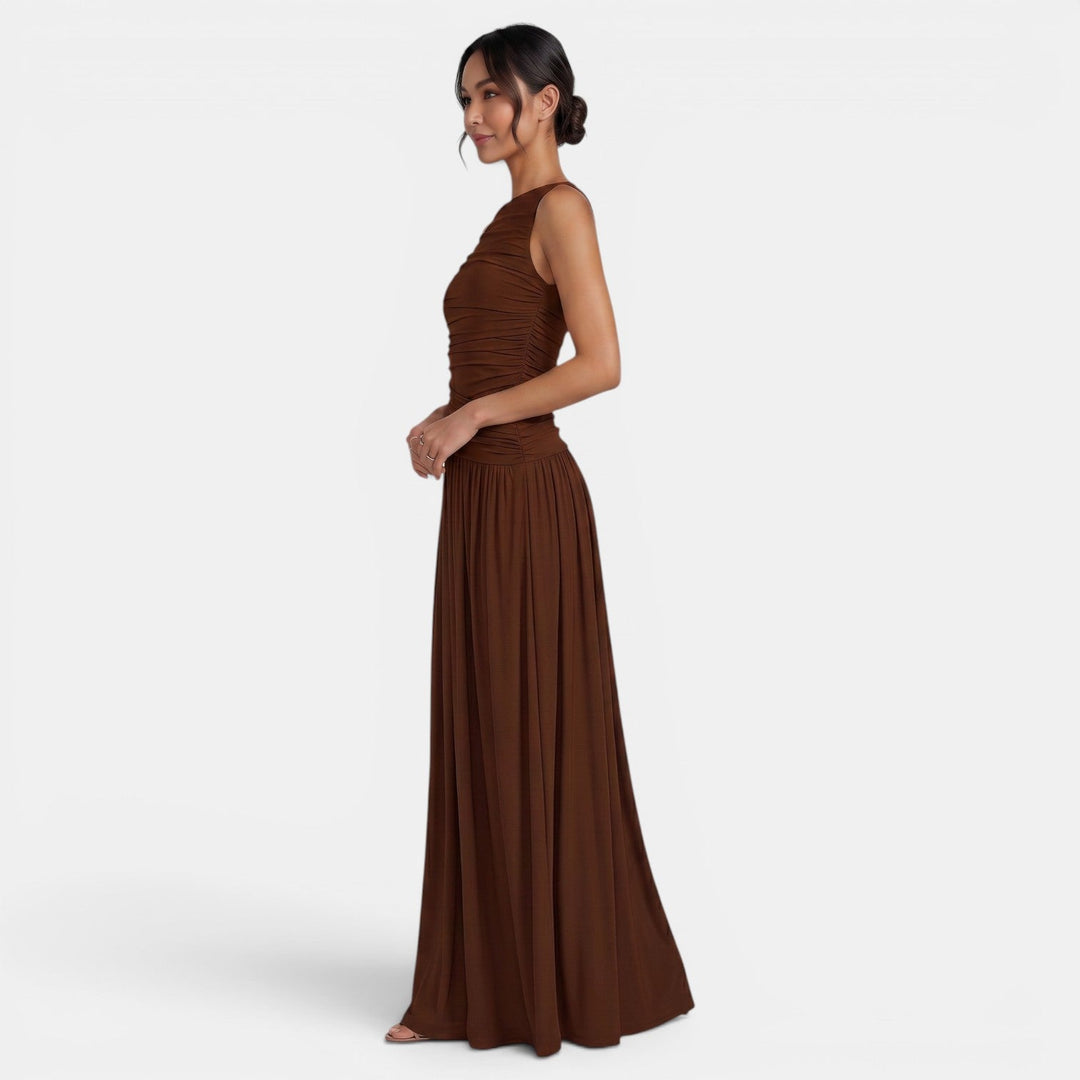 Vestido elegante ajustado plisado sin mangas para mujer. Sofisticación y estilo en moda femenina moderna.