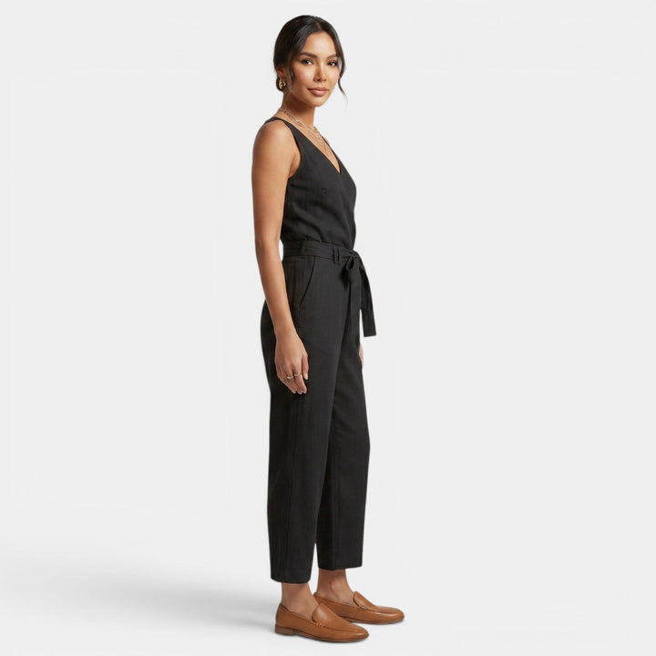 Estiloso mono largo de mujer con escote V, en algodón y lino, versátil para looks casuales y elegantes.