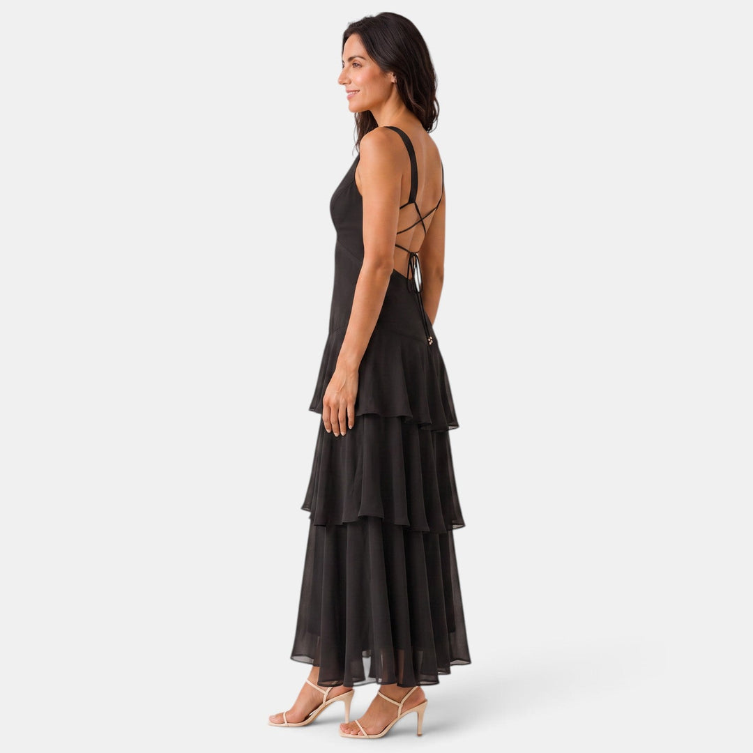 Vestido de verano chic con volantes, perfecto para invitadas de boda.