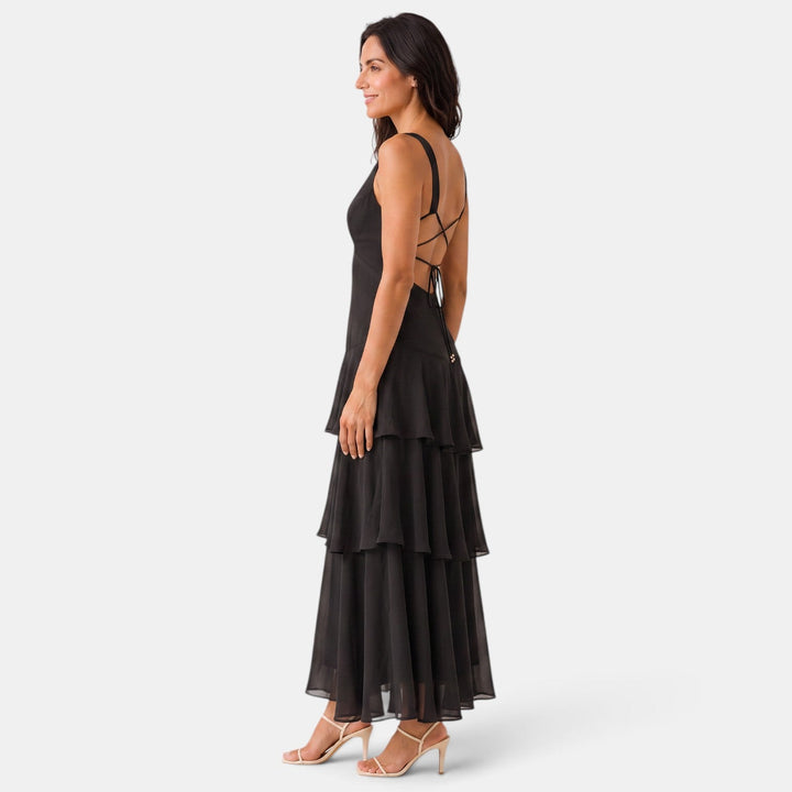 Vestido de verano chic con volantes, perfecto para invitadas de boda.