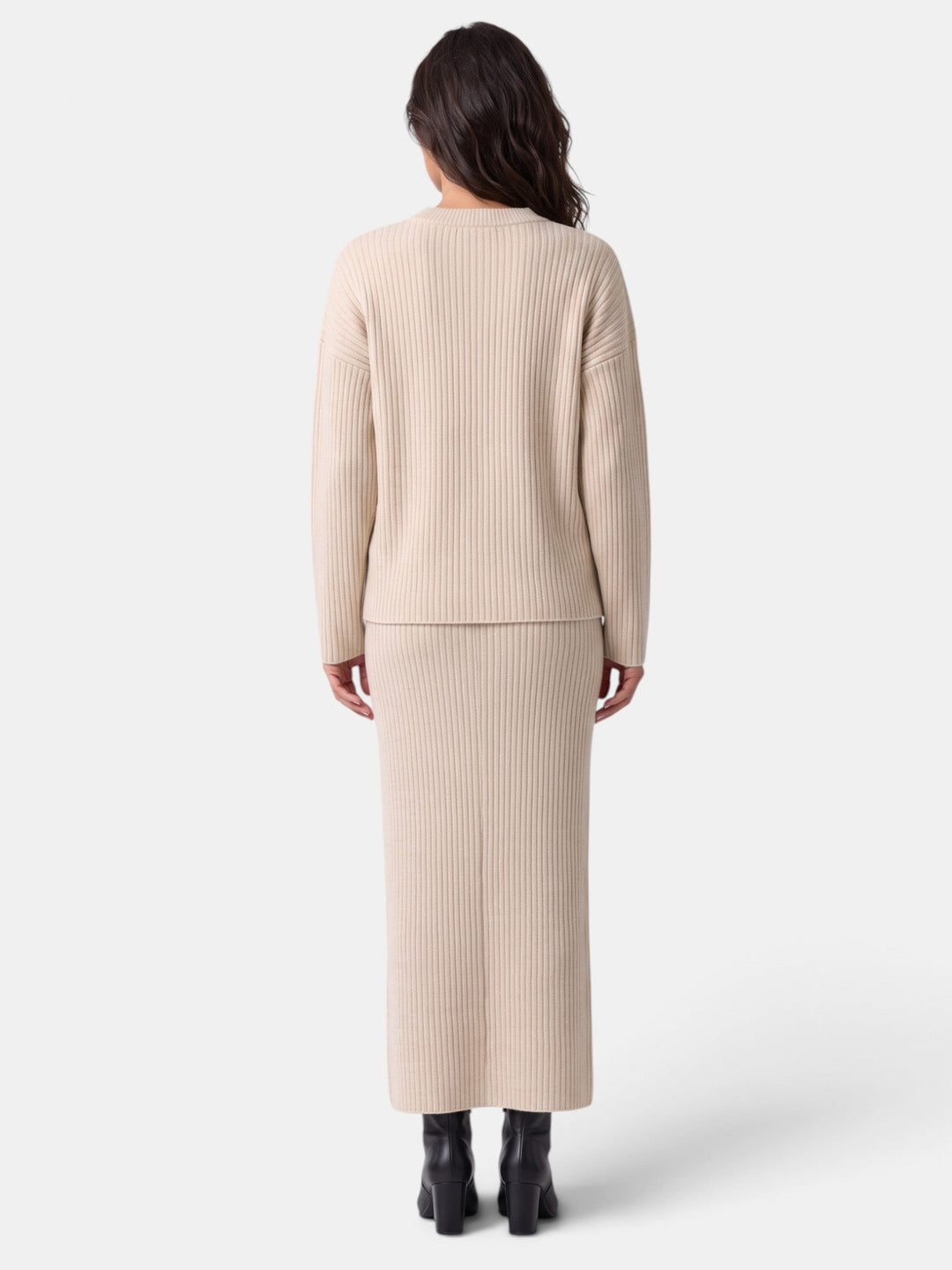 Conjunto de suéter y falda elegante para mujer. Moda versátil, atuendo perfecto para oficina o casual.