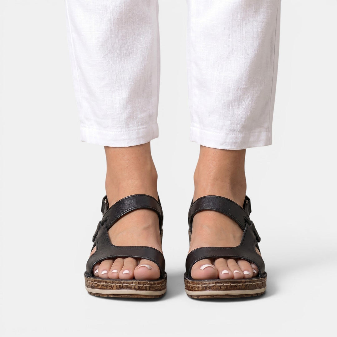 Sandalias ortopédicas de mujer, detalle de cuña cómoda y correas ajustables. Calzado de verano con soporte ergonómico.
