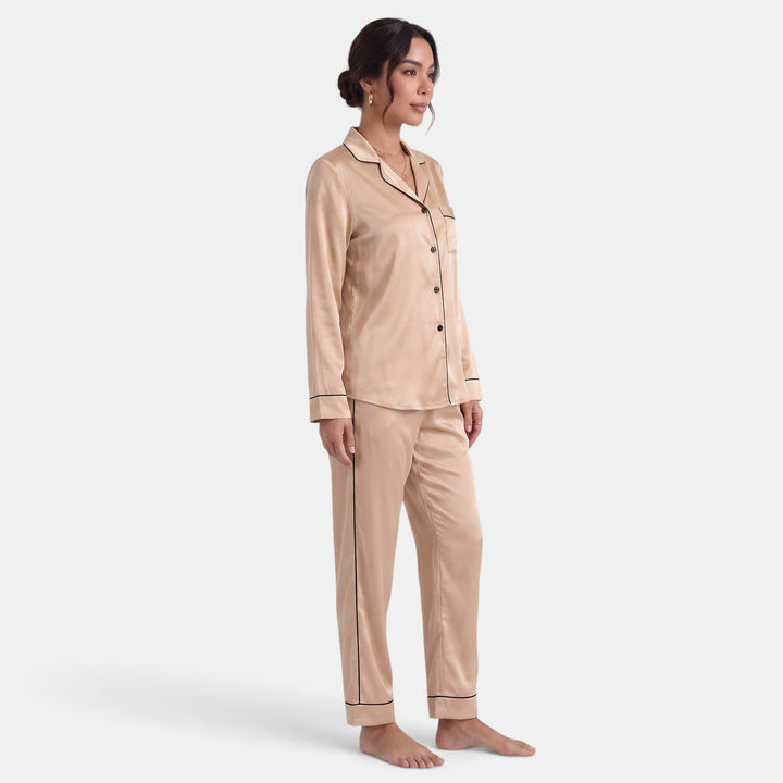 Textura suave de pijama de seda. Ropa de dormir de lujo para mujer, promueve un descanso confortable.