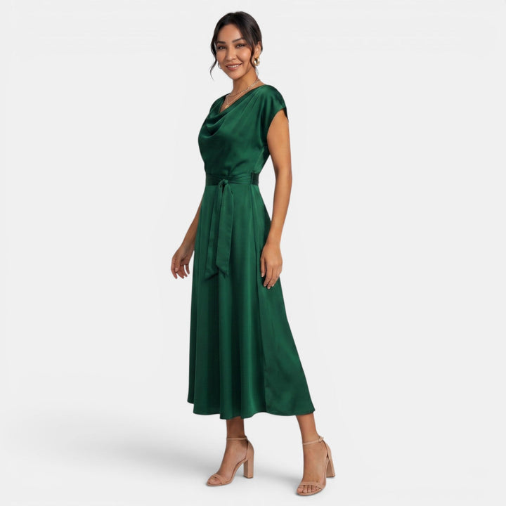 Vestido de mujer de seda, longitud midi. Diseño elegante y versátil para fiesta, boda o evento.