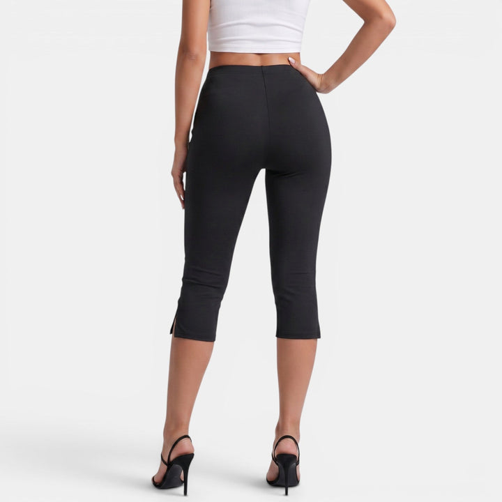 Mujer con pantalón capri moldeador, resaltando su figura. Legging deportivo de cintura alta para yoga y fitness.
