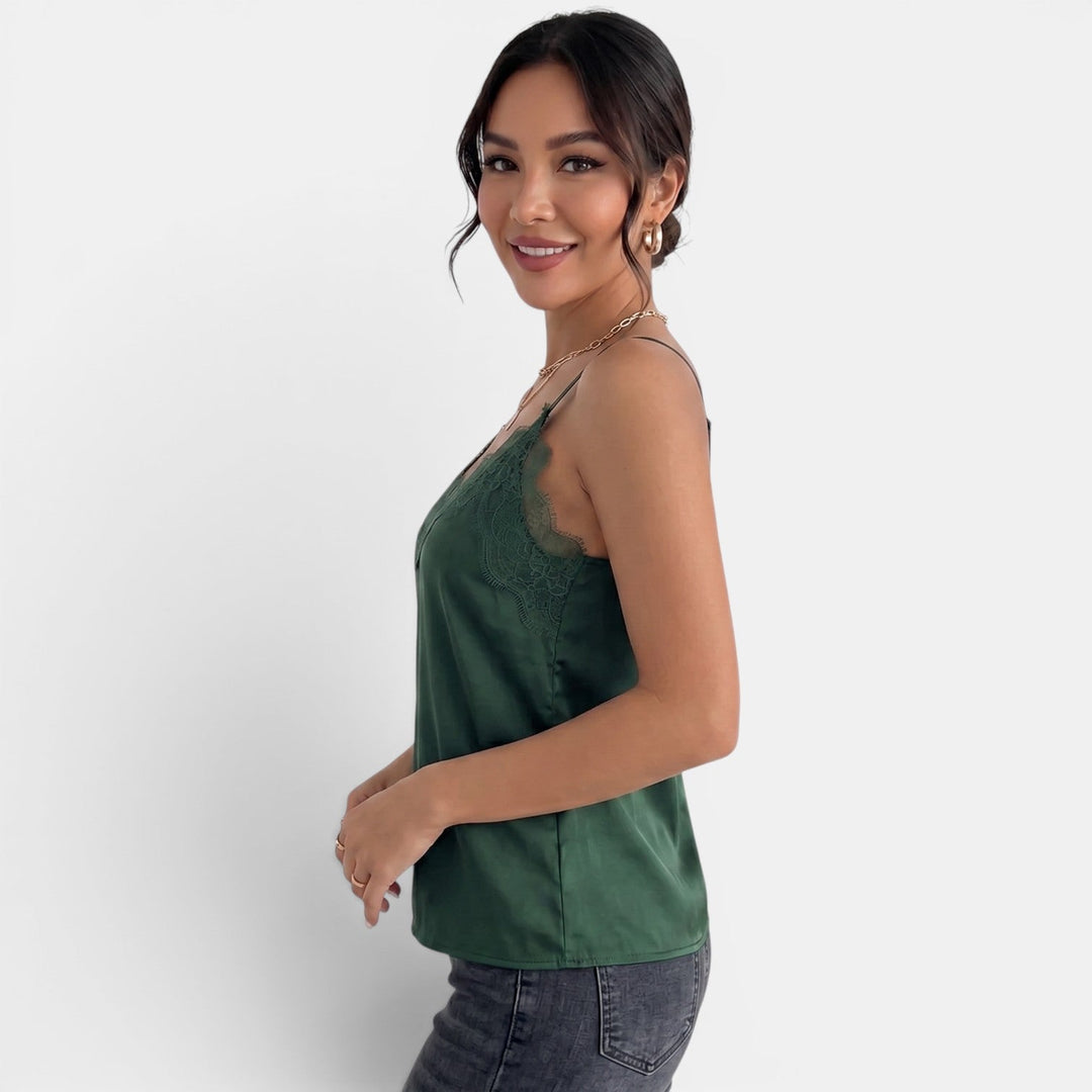 Detalle de encaje en camiseta de tirantes para mujer. Cuello V, estilo veraniego fresco y casual.