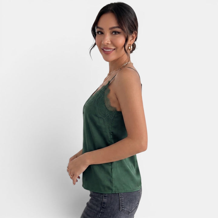 Detalle de encaje en camiseta de tirantes para mujer. Cuello V, estilo veraniego fresco y casual.