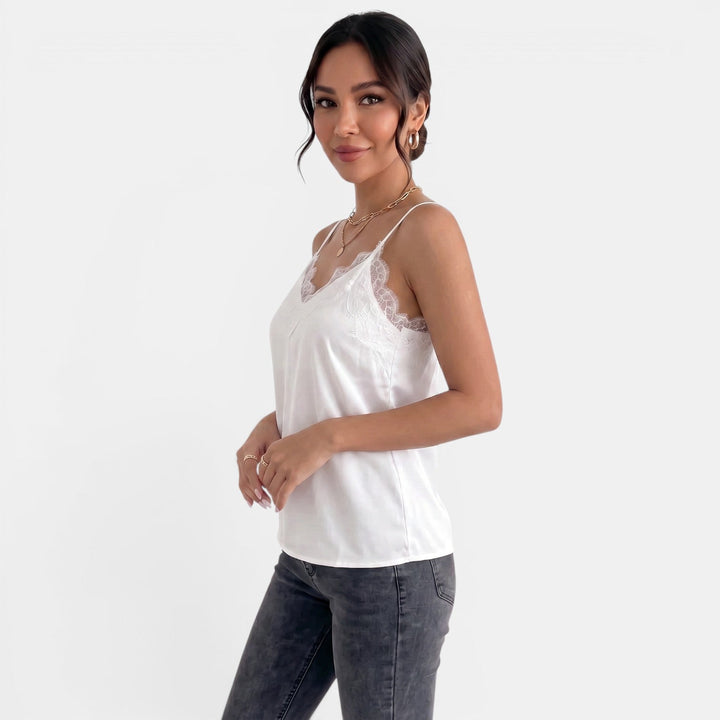 Top sofisticado de mujer con tirantes finos, encaje y cuello pico. Ideal para noches frescas de verano.