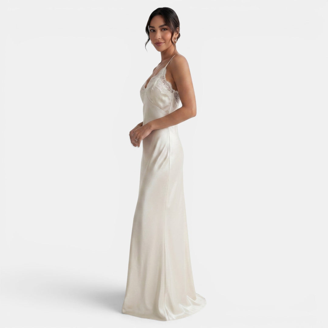 Elegante vestido de satén beige para mujer, corte largo, con delicado encaje en escote V. Moda de fiesta.