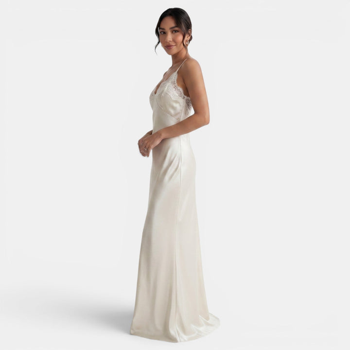 Elegante vestido de satén beige para mujer, corte largo, con delicado encaje en escote V. Moda de fiesta.