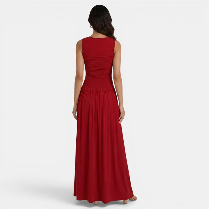 Vestido plisado ajustado sin mangas para mujer. Diseño elegante y moderno, ideal para eventos de verano.
