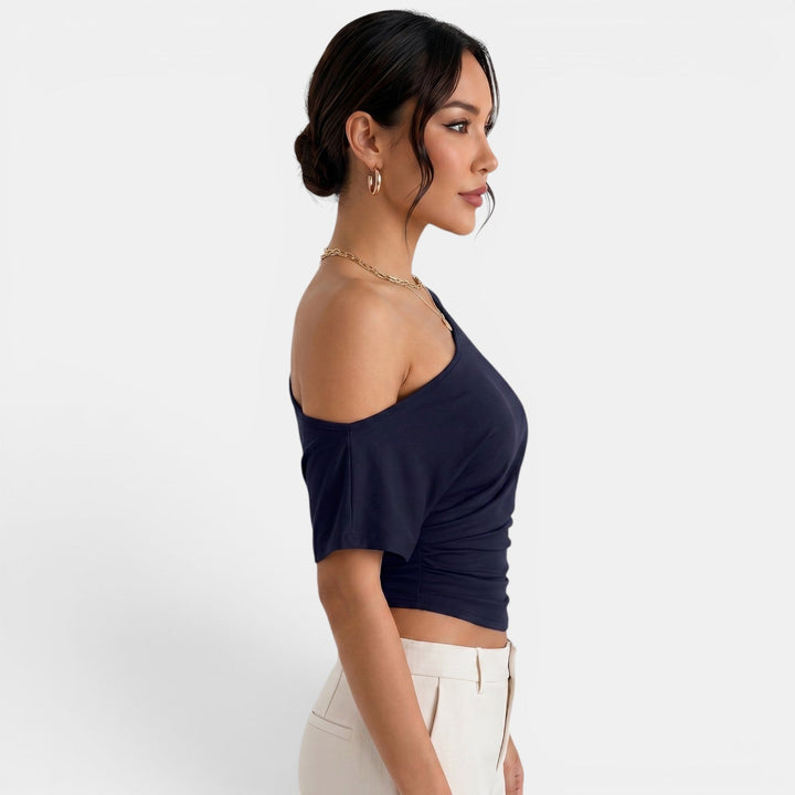 Femenino top de hombros descubiertos. Blusa de moda para mujer, fresca y elegante, ideal para verano.
