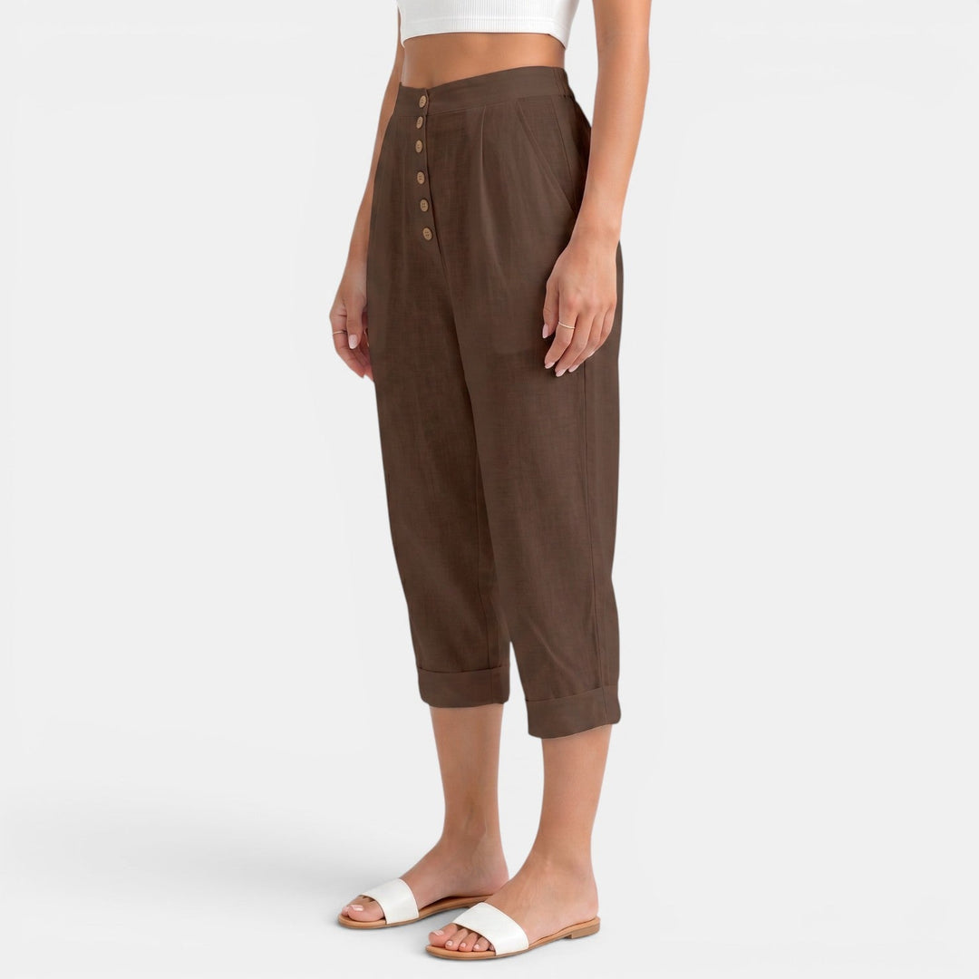 Pantalón capri de mujer en lino, cómodo y versátil para vacaciones o un día casual de verano.
