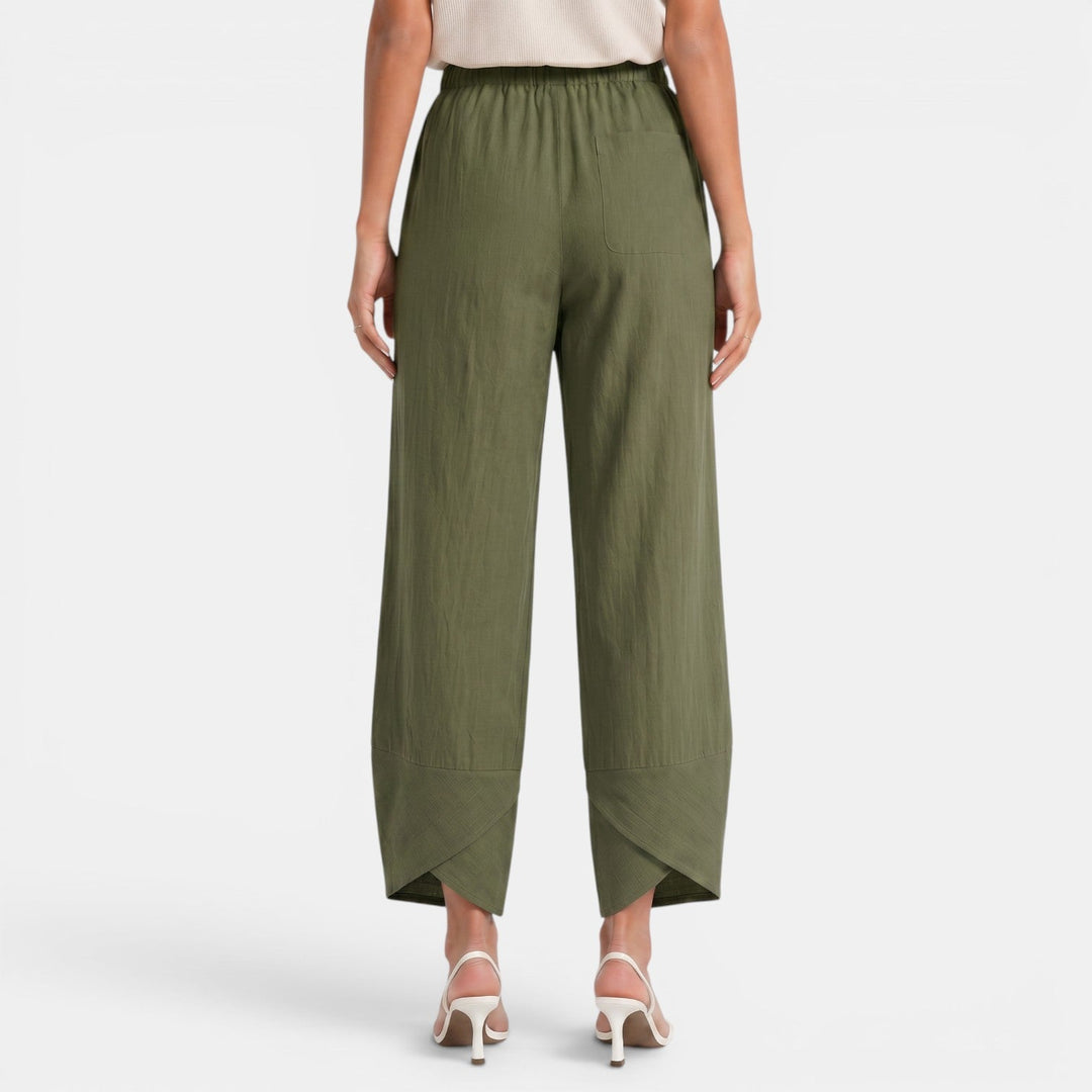 Primer plano de tejido de lino en pantalón ancho, caída fluida, confort para mujer en verano.