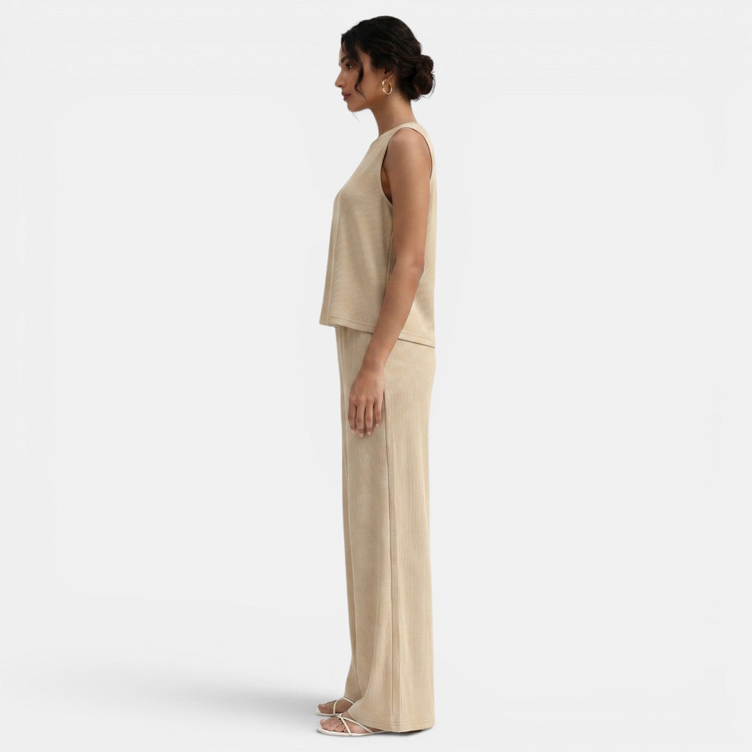 Mujer luciendo conjunto versátil de dos piezas, perfecto para estilo primaveral y eventos elegantes.