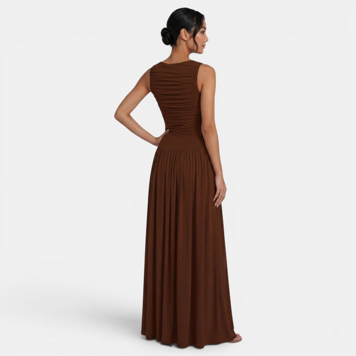 Vestido ajustado plisado sin mangas con textura. Moda femenina elegante en rojo, perfecto para eventos.