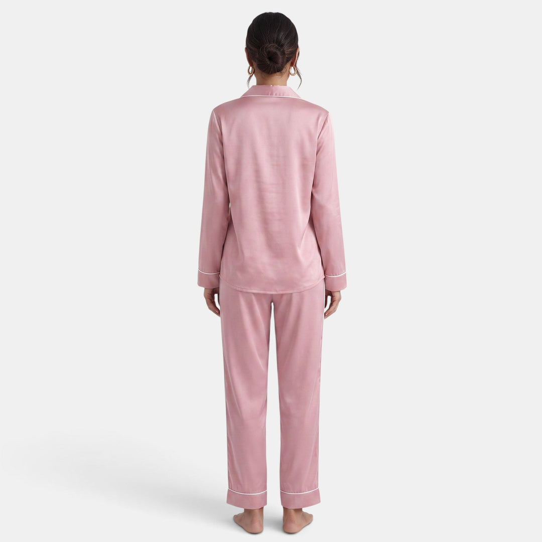 Pijama de seda caqui para mujer. Lujo y elegancia en ropa de dormir para un confort inigualable.