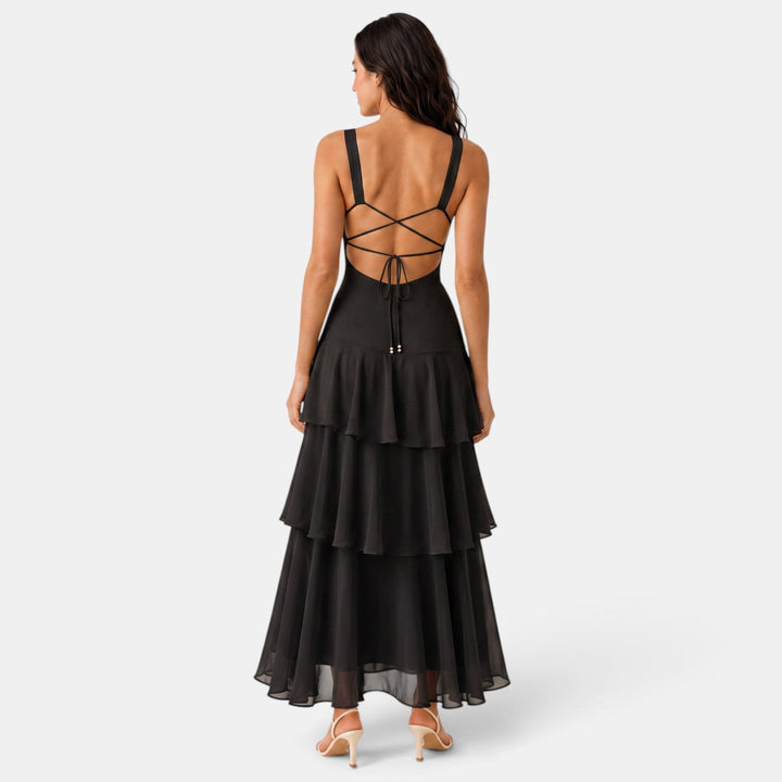 Maxi vestido elegante con volantes, ideal para eventos de gala o fiesta.