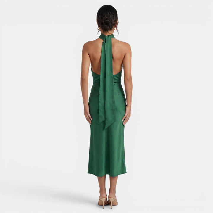 Vestido de noche verde oscuro, elegante para mujer. Look formal y sofisticado, ideal para cualquier fiesta.