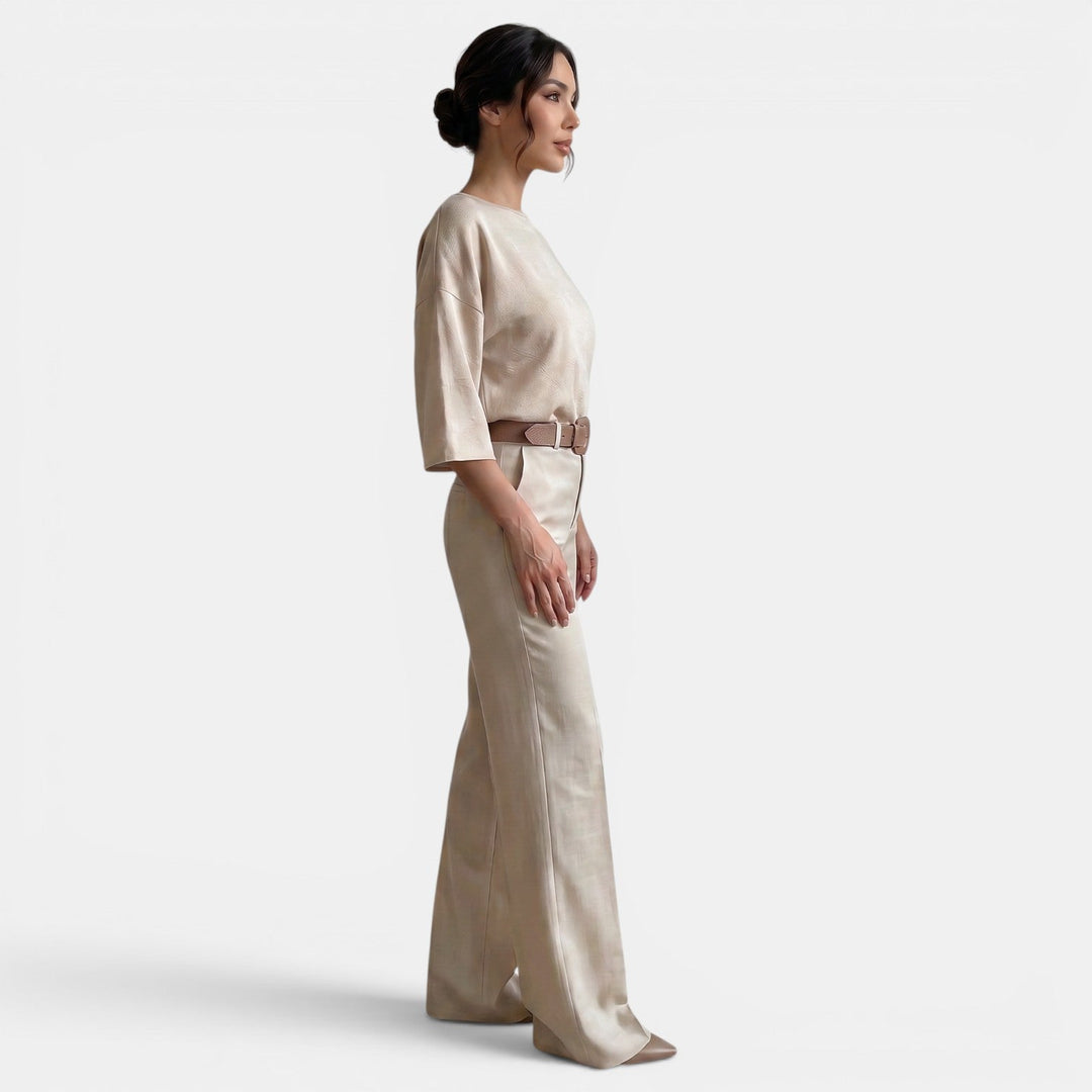 Outfit versátil de dos piezas para mujer, estilo holgado beige, perfecto para ocasiones casuales o elegantes.