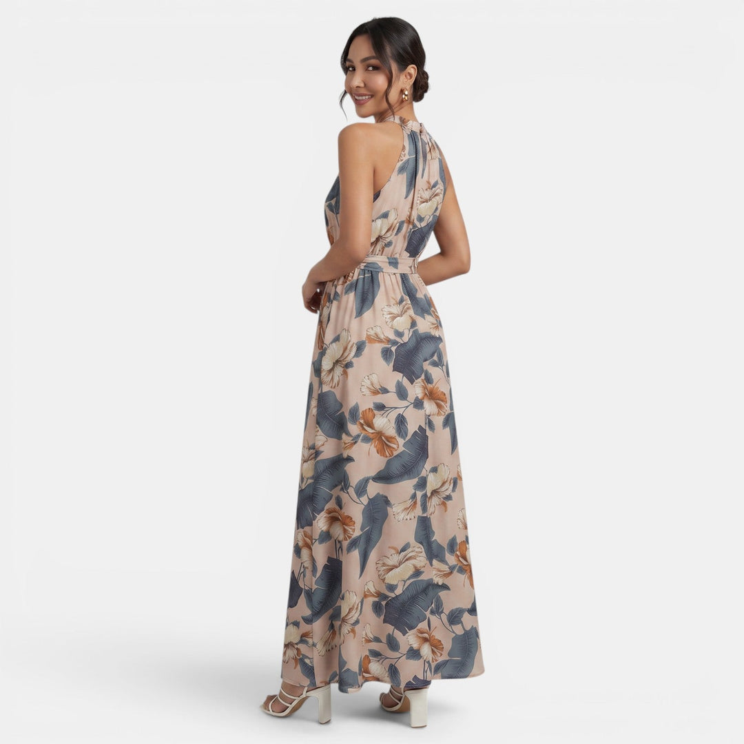 Mujer en vestido largo boho blanco de cintura alta, perfecto para playa y vacaciones de verano.