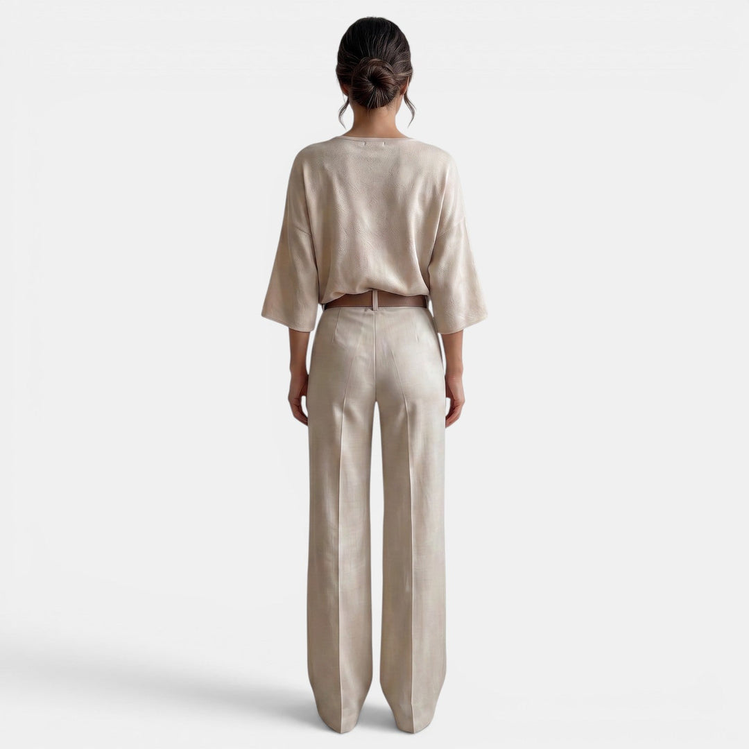 Conjunto casual elegante para mujer, dos piezas holgadas en tono beige, ofrece máxima comodidad y moda.